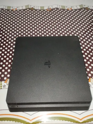 Vendo PS4 1 TB sou primeiro dono. Com dois controle cabo.