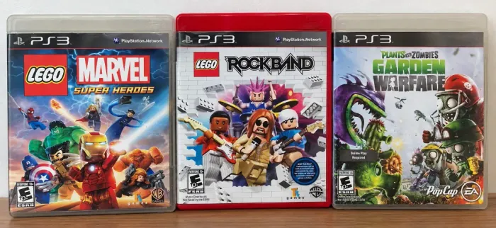 Lote 3 Jogos PS3 Infantil e Aventura - LEGO Marvel, LEGO Rock Band e Plants vs Zombies