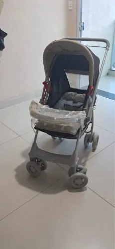 Carrinho de bebê novo na caixa