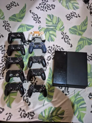 Lote PS4 Fat + 10 Controles DualShock 4 - COM DEFEITO - Para Retirada de Peças