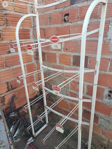 Vendo expositor de havaianas e pratilheira de ferro pra comércio