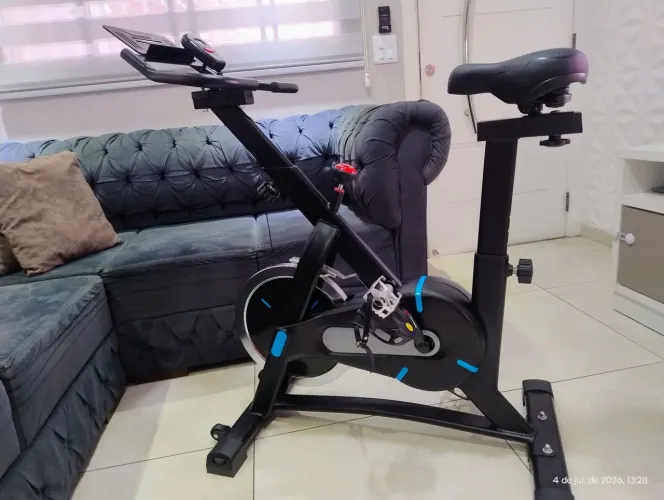 Bicicleta ergométrica semi nova.