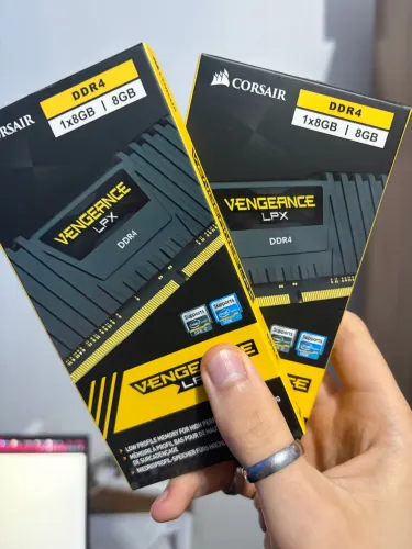 (LACRADA) Memória RAM Corsair Vengeance 16GB (2x8GB) DDR4 3200MHz