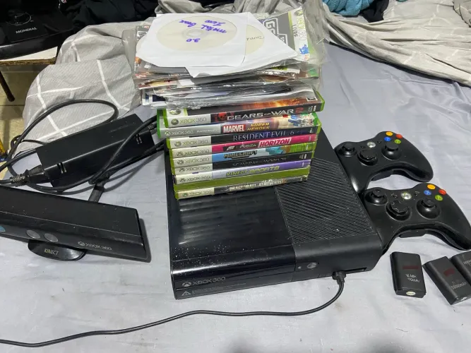 X-box 360 Slim COMPLETO, Desbloqueado com acessórios e jogos