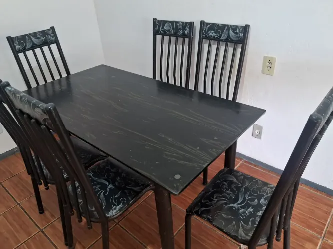 Mesa com 6 cadeiras