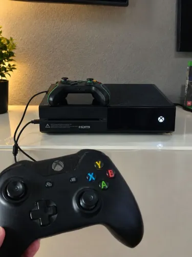 Xbox One Fat 500GB + 2 Controles + 2 Jogos Físicos + Kinect semi novo