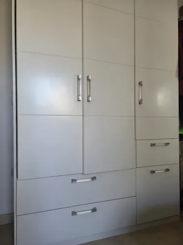 Conjunto de armario e comoda infantil 