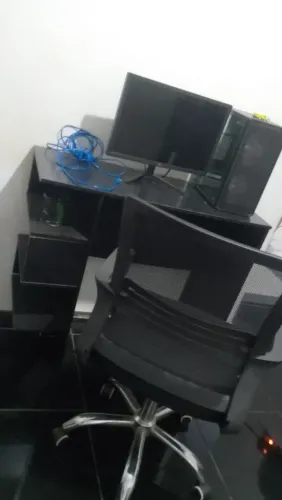 Pc gamer sem teclado e mause só o monitor e o gabinete e com a mesa e a cadeira