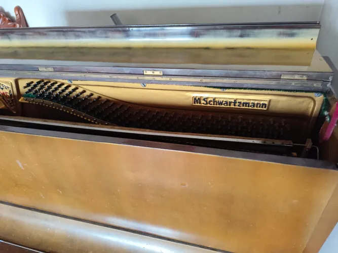 Piano M.Schwartzmann em bom estado. 