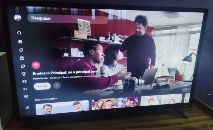 Smart TV AOC Roku 32 funcionando, com listras na tela