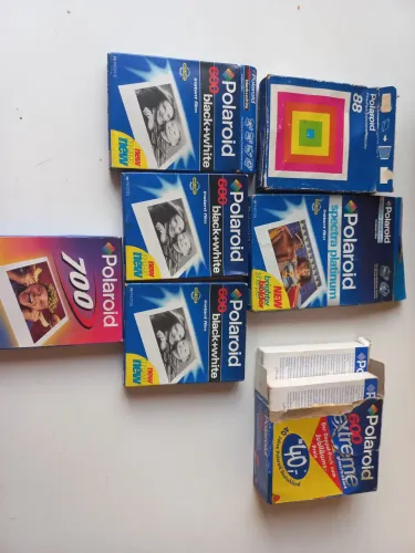 Diversos filmes Polaroid vencidos