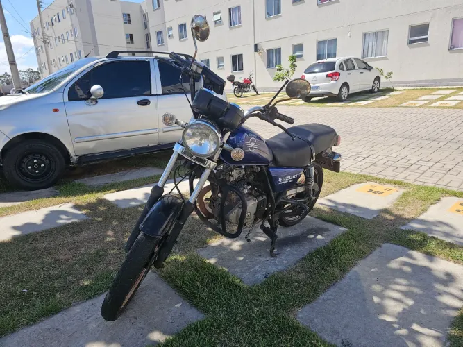 Suzuki Intruder 125 Modelo 2013 com Apple CarPlay e Android Auto