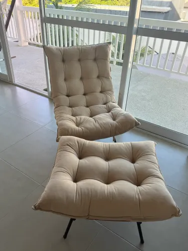 Poltrona cadeira de sala com puff
