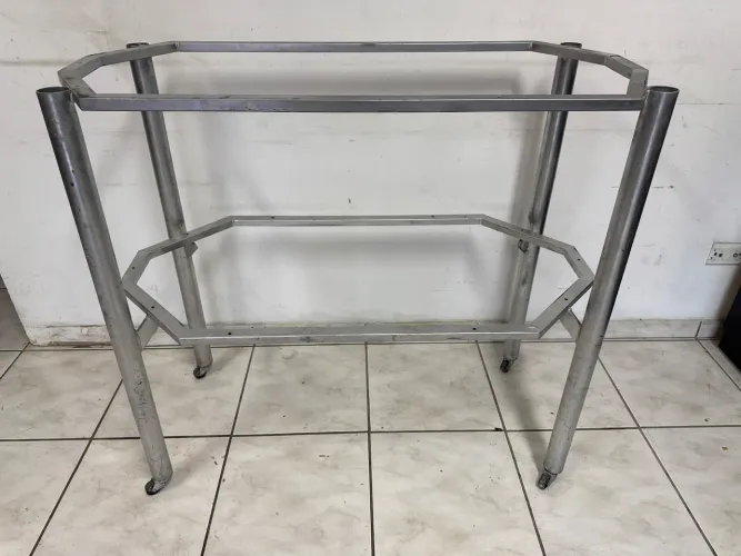 Mesa expositora de ferro com rodinhas e vidro temperado 10mm para loja