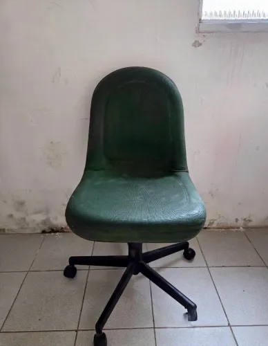 ? Cadeira de Escritório Giratória - R$ 100,00