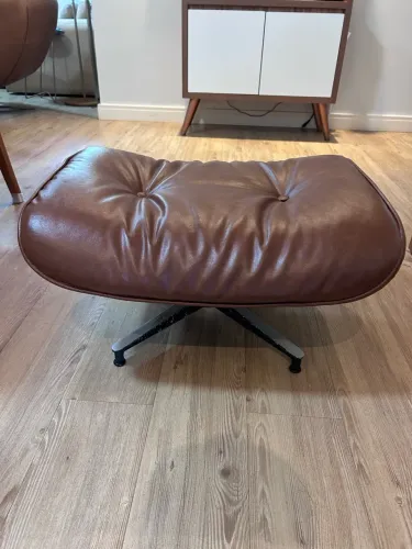 Puff Charles Eames em Couro Marrom