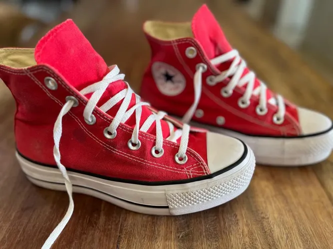 Tênis All Star Chuck Taylor vermelho plataforma