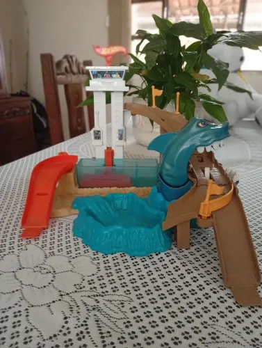 Pista de carrinho Hotwheels de tubarão em ótimo estado
