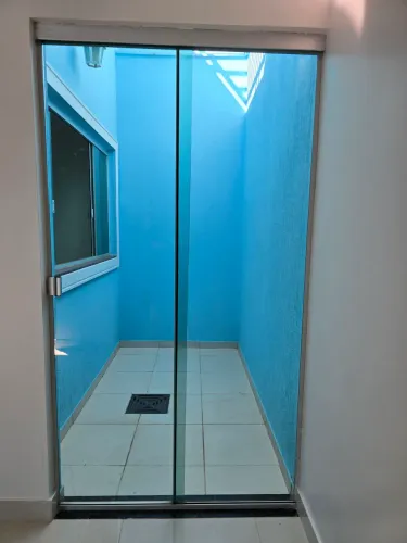 Porta em Blindex Vidro Verde 2 Folhas cada porta.