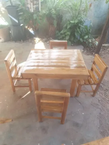 Mesa com cadeiras de madeira pura infantil