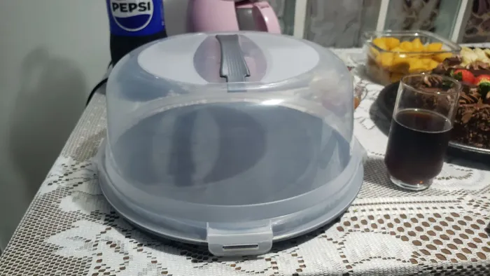Boleira de plástico com travas nas laterais.