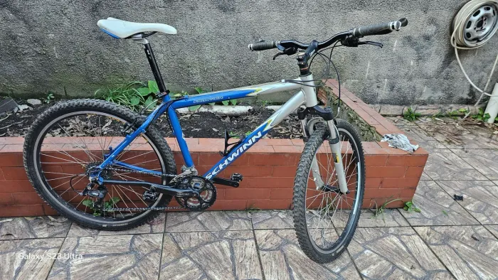 Bicicleta Schwinn Frontier com suspensão RST