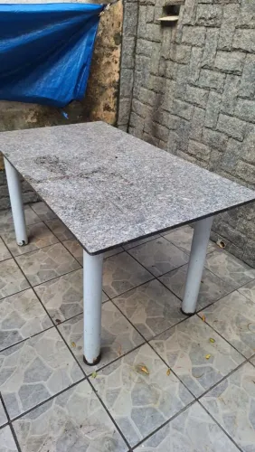 Mesa sem cadeira