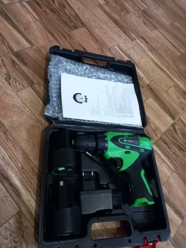 Parafusadeira à bateria 12V com maleta, 2 baterias.