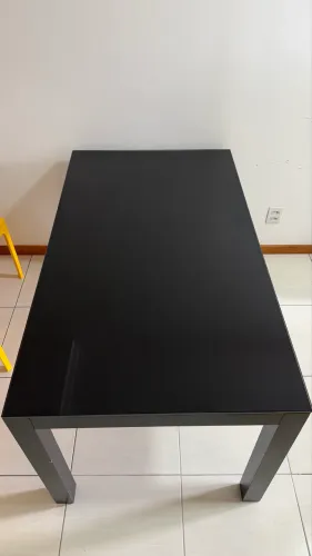Mesa Tok&Stok preta com tampo de vidro