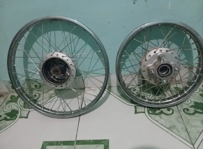 Vendo roda da pop 110i es com a calha, raios, e cubo original da Honda