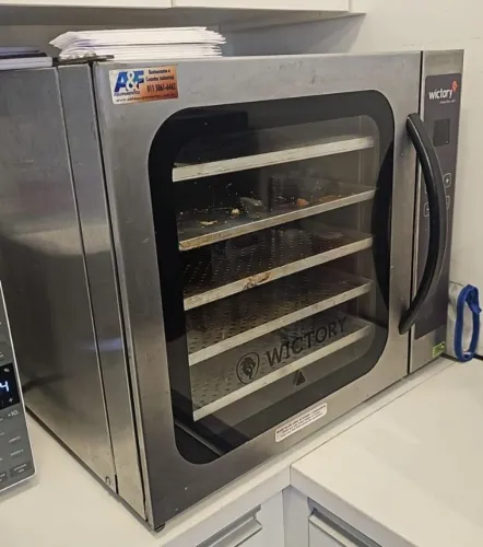Forno Wictory 50L com assadeiras e cavalete