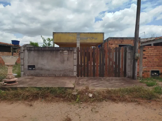 Vendo casa de praia em Santa Clara, construída num terreno de 6 x 30 próximo a beira mar.