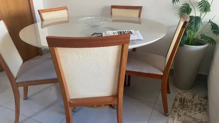 Mesa de jantar redonda com cinco cadeiras de madeira