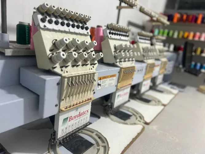 Máquina de bordar industrial