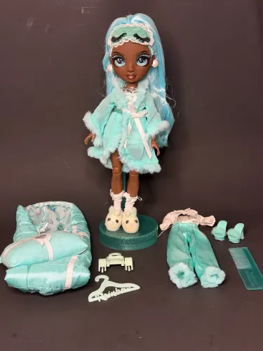 RAINBOW HIGH SLUMBER PARTY ROBIN STERLING