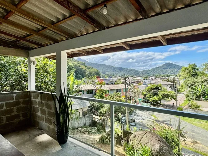 Terreno 1.980 m com 6 studios e casa principal na serra a 750 metros do mar em Caiobá