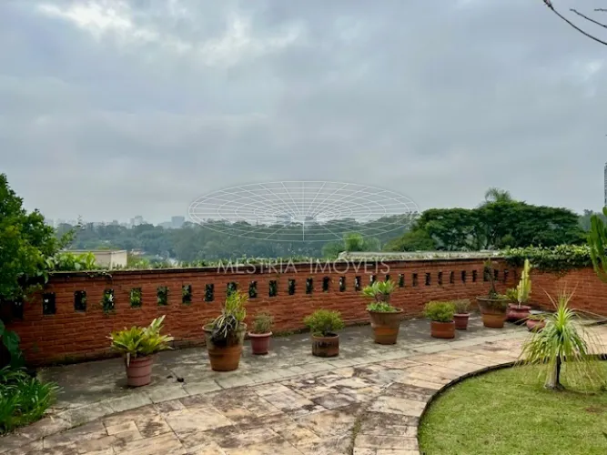 Casa em condomínio no Morumbi!