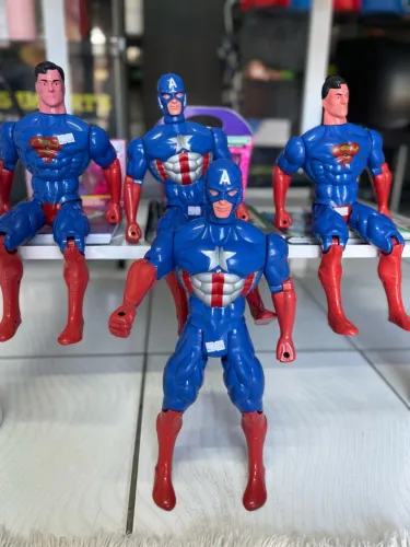 Bonecos super man e capitão América dia das crianças
