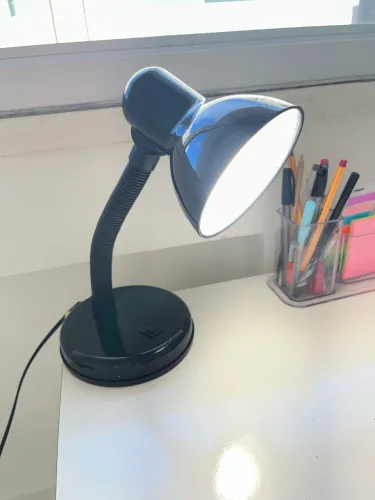 Luminária de mesa, na cor preta.