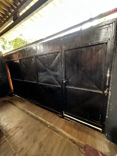 Vendo portão ferro galvanizado medindo 2,10 de altura por 4,23