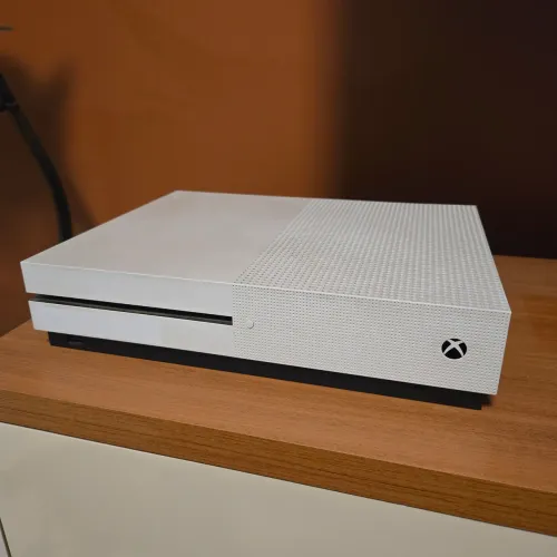 Xbox One S com 2 controles e 6 jogos