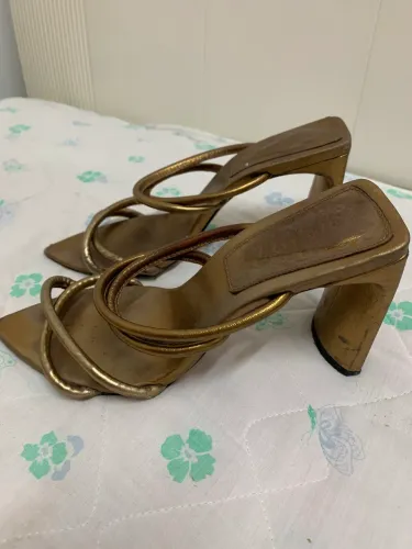 Sandália Mule Schutz, metalizado com salto médio 