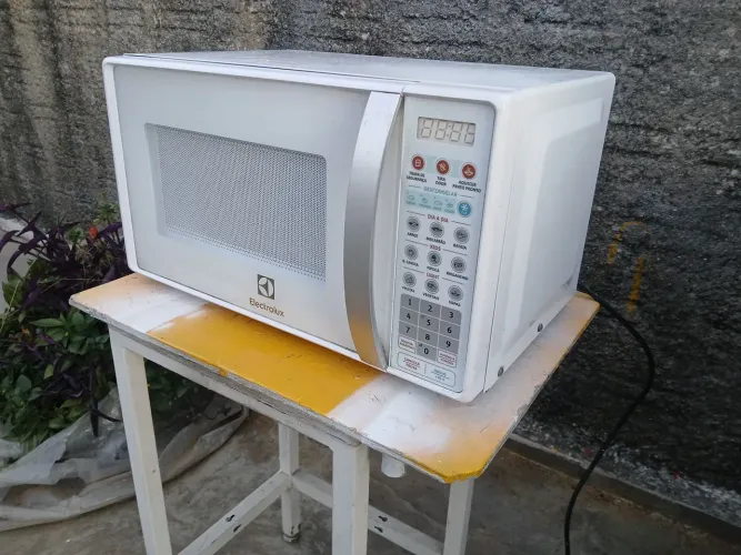 Micro-ondas Electrolux neon 18litros 