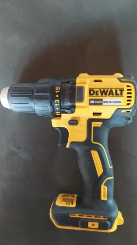 Furadeira e Parafusadeira de impacto à Bateria 20v - dcd 777 (DeWALT)