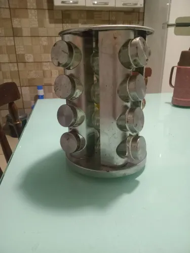 Porta tempero giratorio inox com 16 potes de vidros por 70 reais