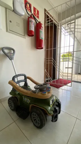 carrinho infantil estilo jeep com empurrador