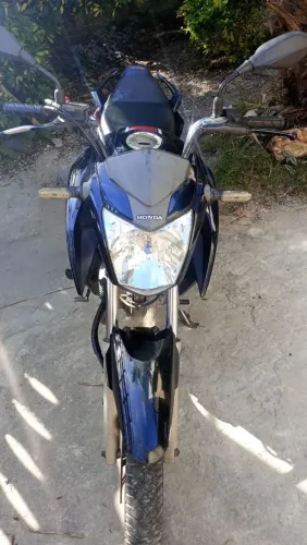 Vendo moto muito bem cuidada, segundo dono