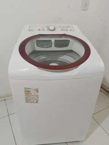 Vendo uma máquina de lavar roupa Brastemp 11 kg bem conservada funcionando perfeitamente 