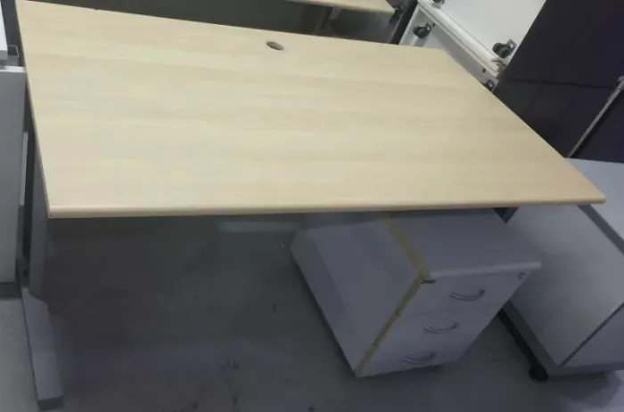 Mesa De Escritório Marfim Com Armazenamento Em Gaveteiro
