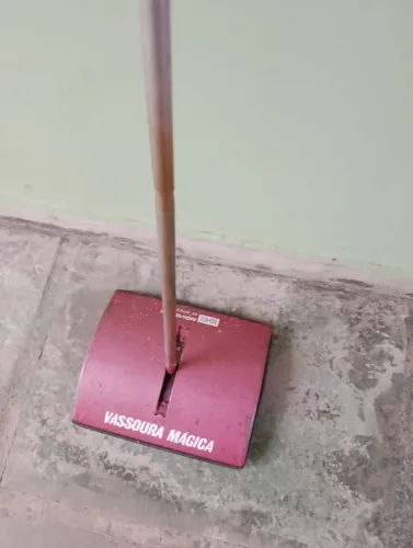 Vassoura Mágica marca Novo Elo - Design Vintage